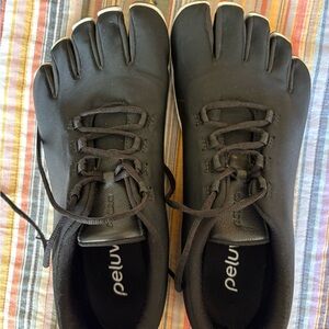 Men’s 11.5 Peluva Black Five-Toe Athletic Shoes for Men